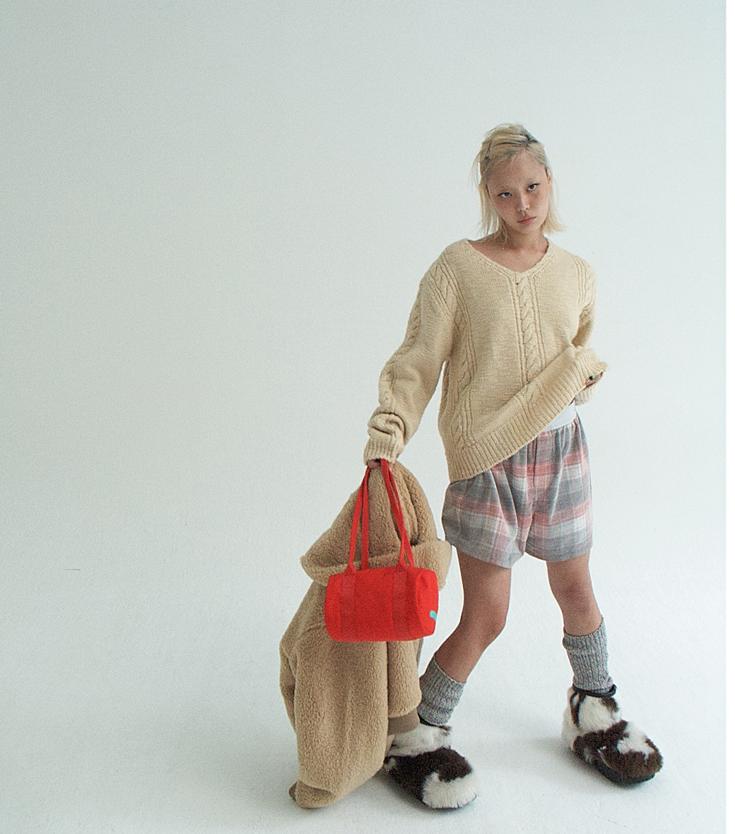 CUBE DETAIL CABLE V-NECK SWEATER